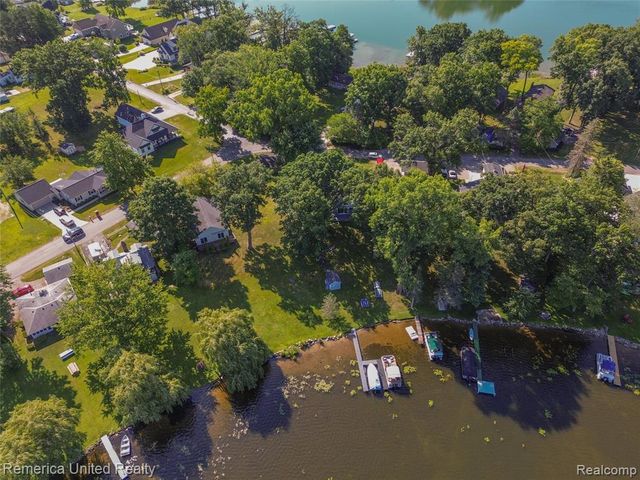1491 Division Drive, Hartland, MI 48353