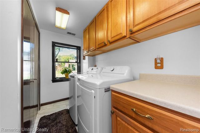 1491 Division Drive, Hartland, MI 48353
