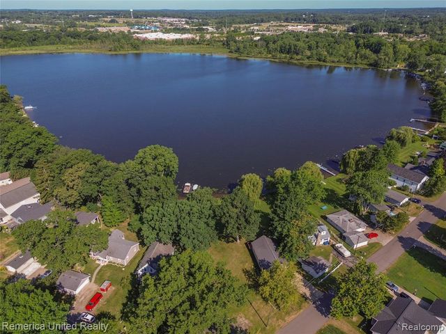 1491 Division Drive, Hartland, MI 48353