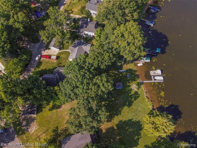 1491 Division Drive, Hartland, MI 48353