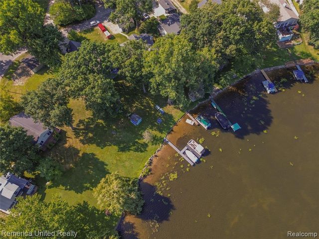 1491 Division Drive, Hartland, MI 48353