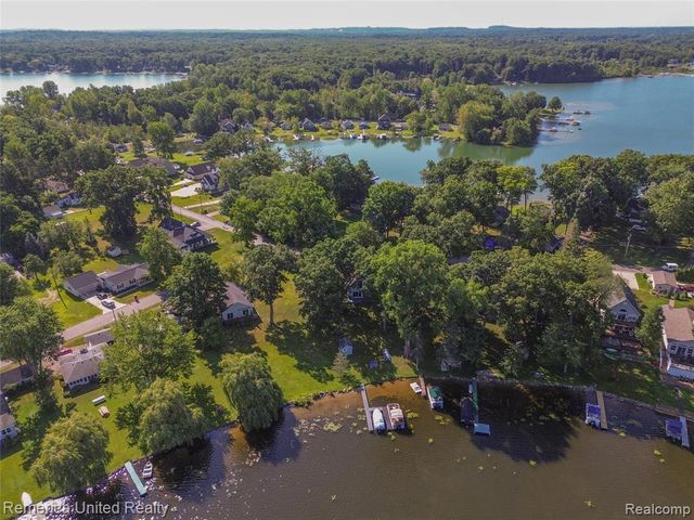 1491 Division Drive, Hartland, MI 48353