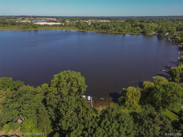 1491 Division Drive, Hartland, MI 48353