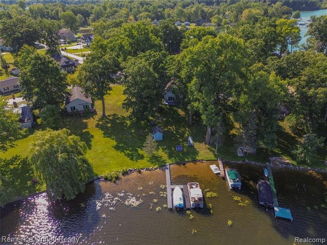 1491 Division Drive, Hartland, MI 48353