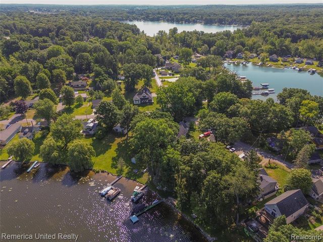 1491 Division Drive, Hartland, MI 48353