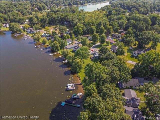 1491 Division Drive, Hartland, MI 48353