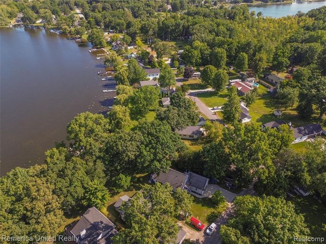 1491 Division Drive, Hartland, MI 48353