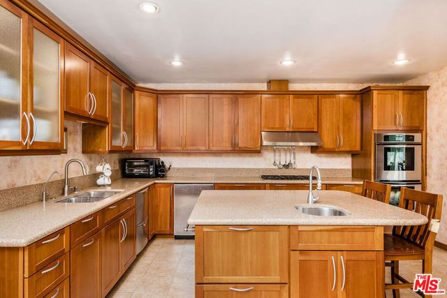 257 S Van Ness Avenue, Los Angeles, CA 90004