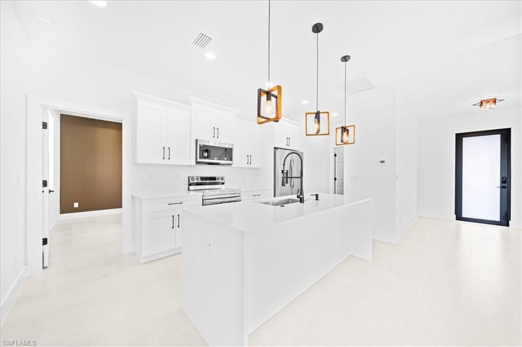 Image 8 of property listing at 1329 NE 18th TER, Cape Coral, FL 33909