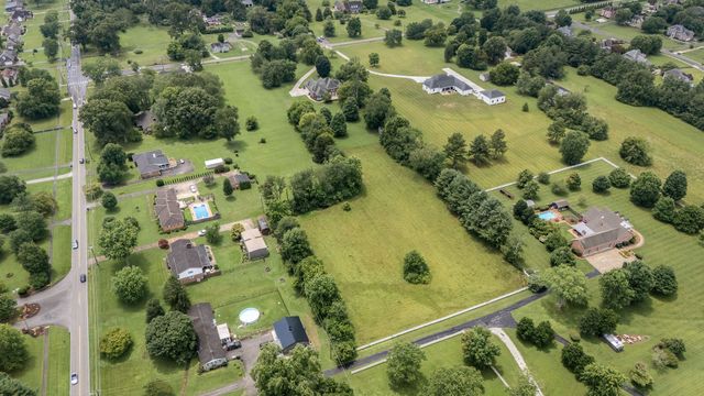 100 Kings Ln, Tullahoma, TN 37388