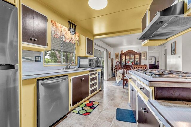 2627 W Midvalley Avenue 10, Visalia, CA 93277