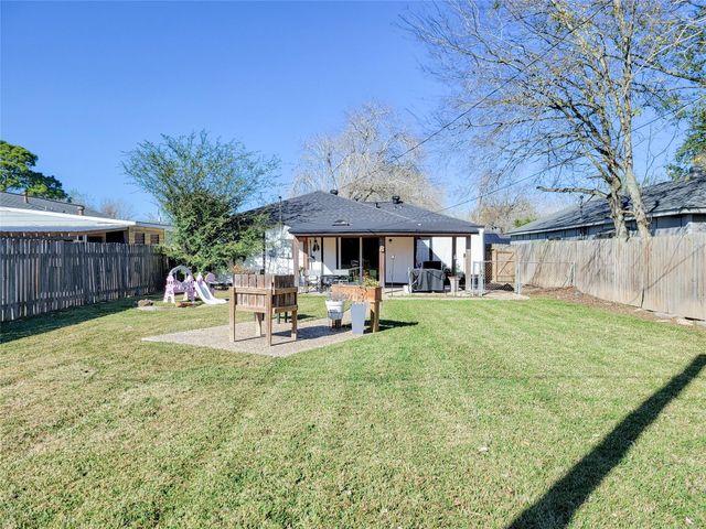 4910 27th Street, Dickinson, TX 77539