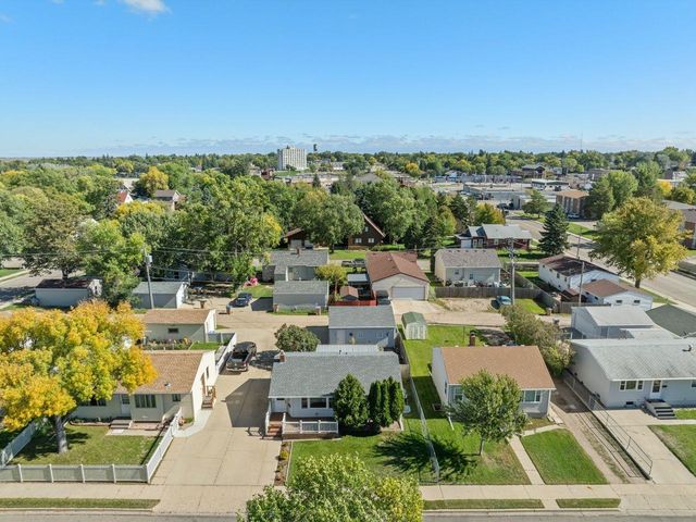 1011 5th St SW, Minot, ND 58701