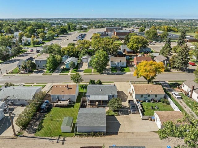 1011 5th St SW, Minot, ND 58701