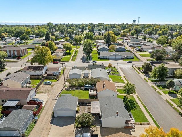 1011 5th St SW, Minot, ND 58701