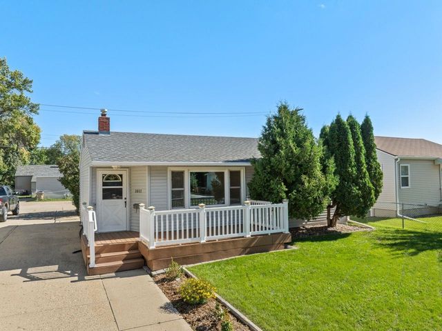 1011 5th St SW, Minot, ND 58701