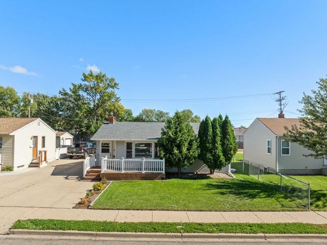 1011 5th St SW, Minot, ND 58701