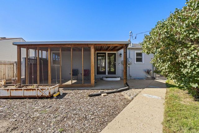 1011 5th St SW, Minot, ND 58701