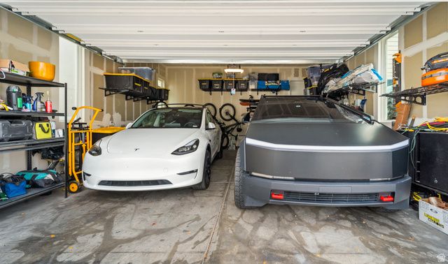 6894 W MEADOW GRASS DR, South Jordan, UT 84009