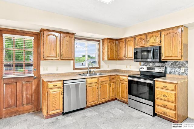 15428 Locust Street, Omaha, NE 68116