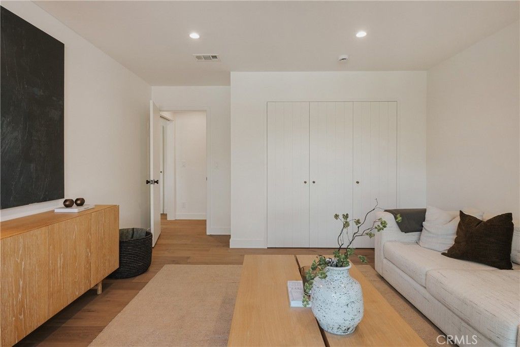 Image 14 of property listing at 5401 E El Parque, Long Beach, CA 90815