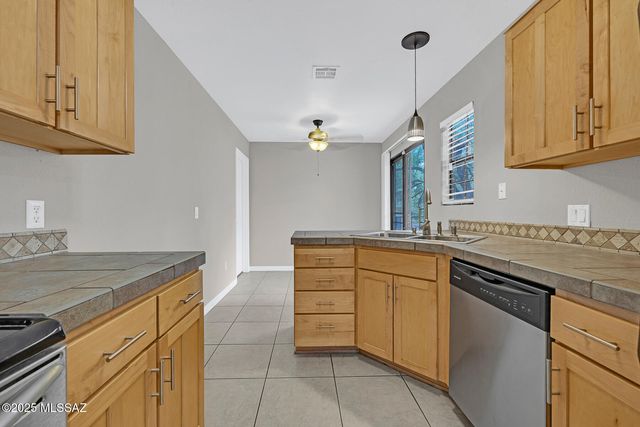 6415 N Tierra de las Catalinas Apt 38, Tucson, AZ 85718