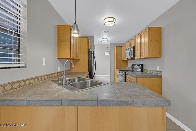 6415 N Tierra de las Catalinas Apt 38, Tucson, AZ 85718