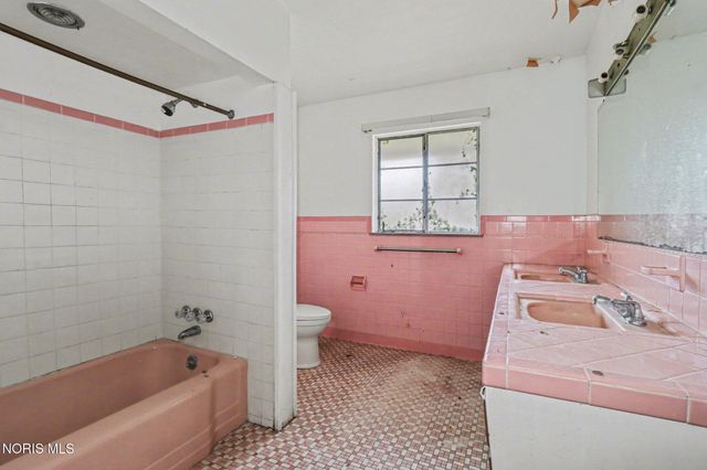 2208 Valley Brook Drive, Toledo, OH 43615