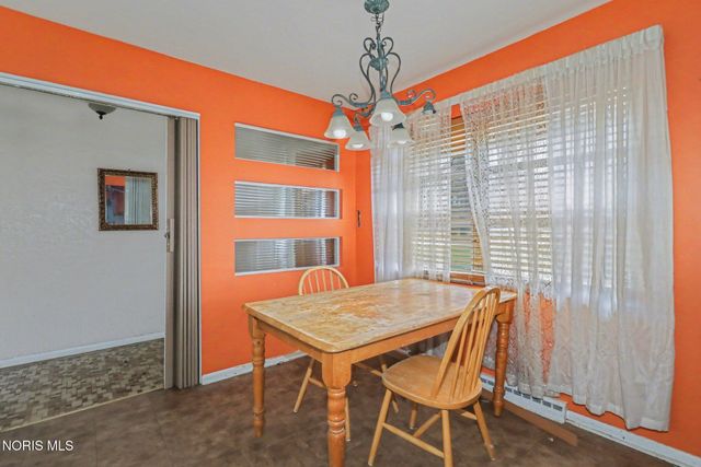 2208 Valley Brook Drive, Toledo, OH 43615