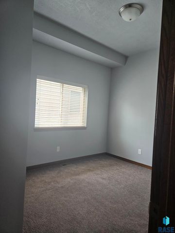 504 W Cascade St Street, Sioux Falls, SD 57108