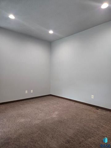 504 W Cascade St Street, Sioux Falls, SD 57108