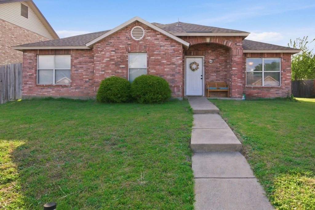 329 Beechwood Lane, Cedar Hill, TX 75104