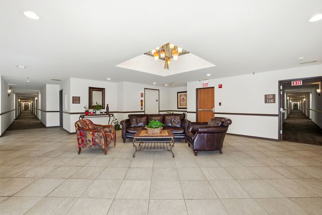 815 Leicester Road 109, Elk Grove Village, IL 60007