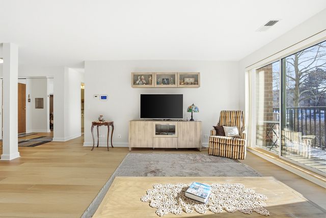 815 Leicester Road 109, Elk Grove Village, IL 60007