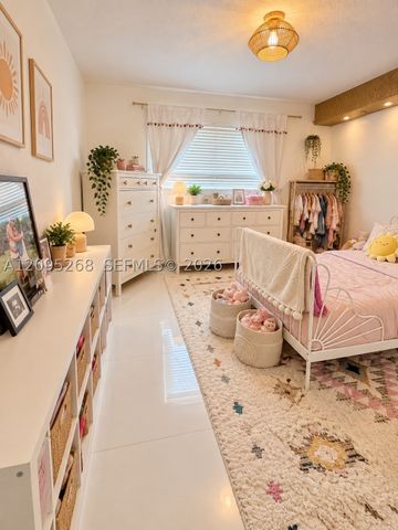 916 NE 10th St, Hallandale Beach, FL 33009