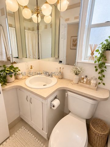 916 NE 10th St, Hallandale Beach, FL 33009