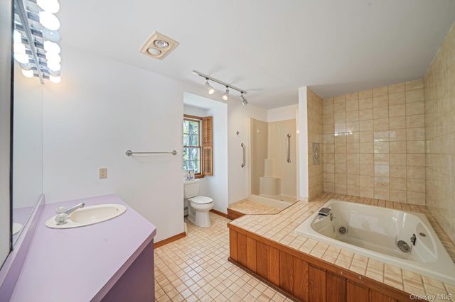 4 Chambord Court, Shoreham, NY 11786