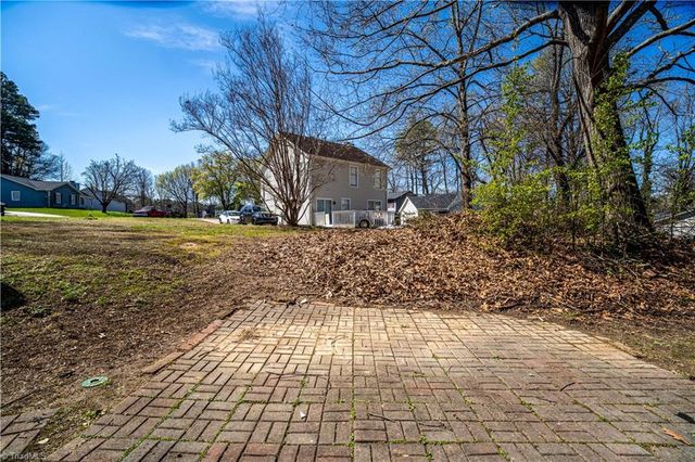 3 Ivyglen Court, Greensboro, NC 27406