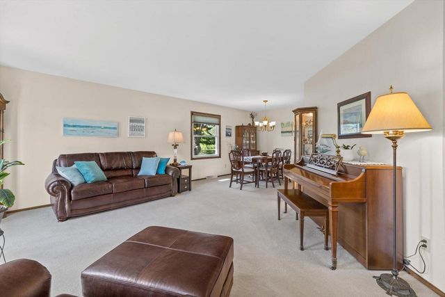 W311S8635 Cherokee PASS, Mukwonago, WI 53149