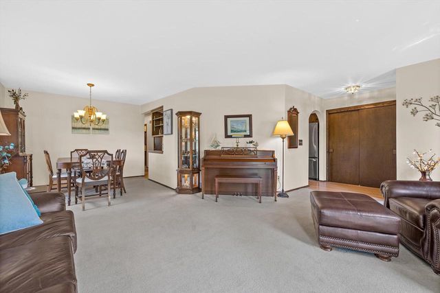 W311S8635 Cherokee PASS, Mukwonago, WI 53149
