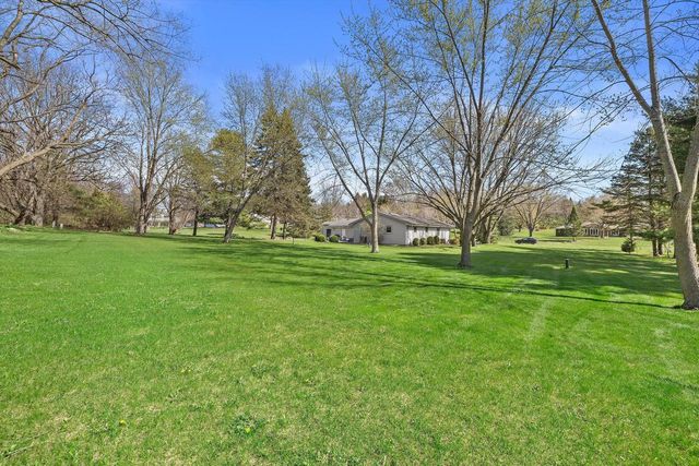 W311S8635 Cherokee PASS, Mukwonago, WI 53149