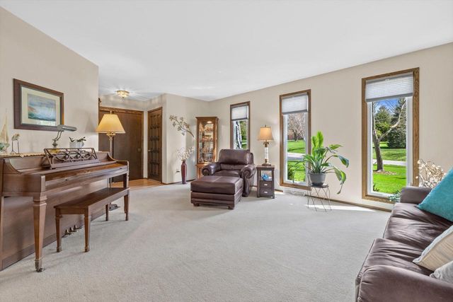 W311S8635 Cherokee PASS, Mukwonago, WI 53149