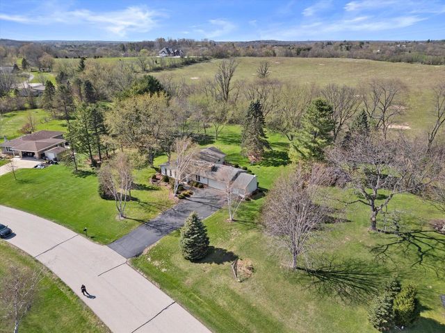 W311S8635 Cherokee PASS, Mukwonago, WI 53149