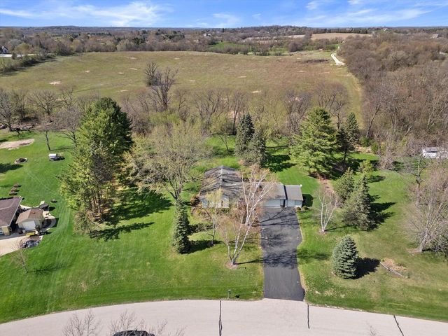 W311S8635 Cherokee PASS, Mukwonago, WI 53149