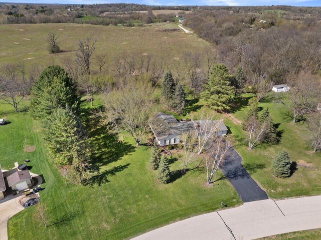 W311S8635 Cherokee PASS, Mukwonago, WI 53149