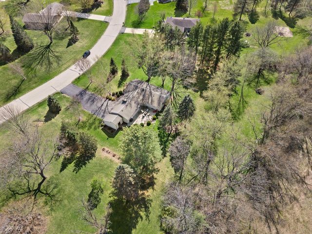 W311S8635 Cherokee PASS, Mukwonago, WI 53149