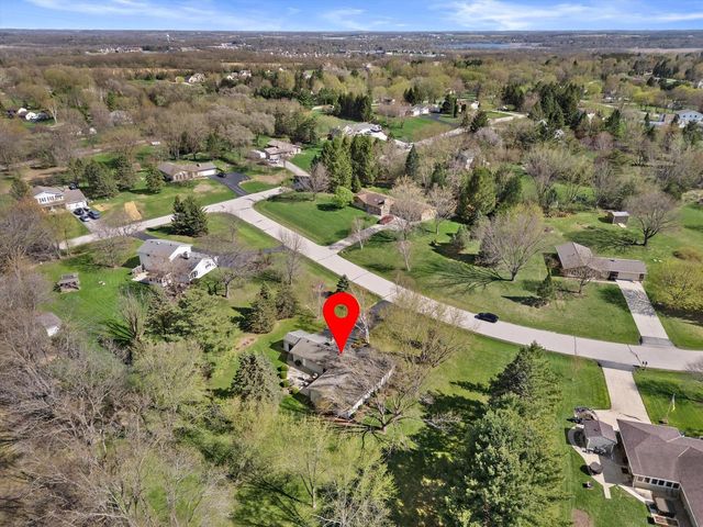 W311S8635 Cherokee PASS, Mukwonago, WI 53149