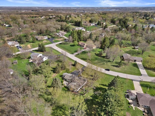 W311S8635 Cherokee PASS, Mukwonago, WI 53149