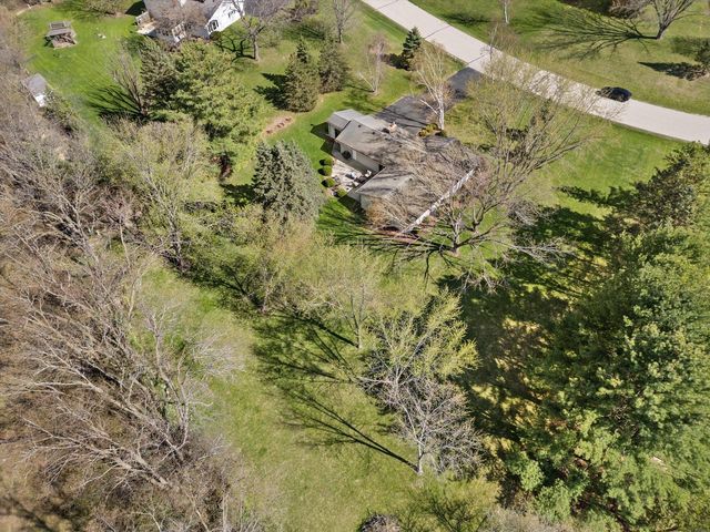 W311S8635 Cherokee PASS, Mukwonago, WI 53149