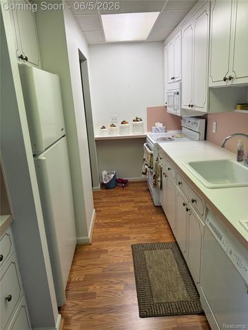 21800 Morley Avenue 911, Dearborn, MI 48124